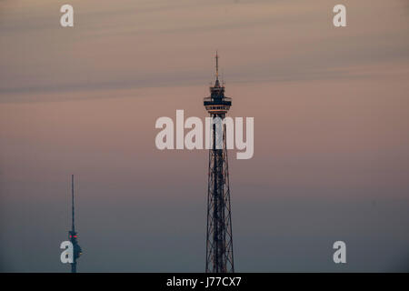 Berlino, Germania. 23 Maggio, 2017. La torre della radio (c) e la torre della TV (l) può essere visto durante la mattina presto di fronte a un cielo colorato a Berlino, Germania, 23 maggio 2017. Foto: Paolo Zinken/dpa/Alamy Live News Foto Stock