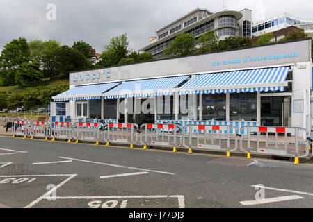 Southend-on-Sea, Essex, Regno Unito. Il 23 maggio. 2017. Una vettura ha guidato nel Rossi la Gelateria su Western Esplanade causando il salotto per essere arrestato e la chiusura di parte del mare mentre le riparazioni strutturali prendere posto. Non è noto al momento in cui si riaprirà. Penelope Barritt/Alamy Live News Foto Stock