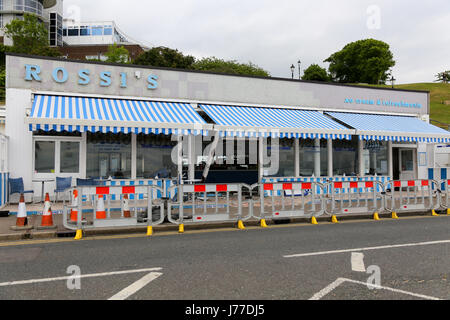 Southend-on-Sea, Essex, Regno Unito. Il 23 maggio. 2017. Una vettura ha guidato nel Rossi la Gelateria su Western Esplanade causando il salotto per essere arrestato e la chiusura di parte del mare mentre le riparazioni strutturali prendere posto. Non è noto al momento in cui si riaprirà. Penelope Barritt/Alamy Live News Foto Stock