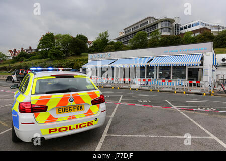 Southend-on-Sea, Essex, Regno Unito. Il 23 maggio. 2017. Una vettura ha guidato nel Rossi la Gelateria su Western Esplanade causando il salotto per essere arrestato e la chiusura di parte del mare mentre le riparazioni strutturali prendere posto. Non è noto al momento in cui si riaprirà. Penelope Barritt/Alamy Live News Foto Stock