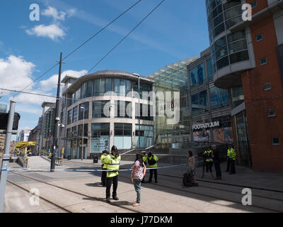 Polizia presso il cordone al di fuori del centro commerciale Arndale in Manchester City Centre il giorno dopo un attentato suicida ha ucciso 22 come folle sono state lasciando il Ariana Grande concerto presso l'Arena di Manchester. Credito: Chris Rogers/Alamy Live News Foto Stock