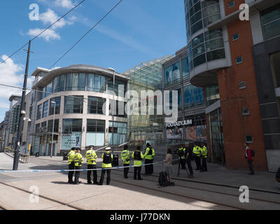 Polizia presso il cordone al di fuori del centro commerciale Arndale in Manchester City Centre il giorno dopo un attentato suicida ha ucciso 22 come folle sono state lasciando il Ariana Grande concerto presso l'Arena di Manchester. Credito: Chris Rogers/Alamy Live News Foto Stock