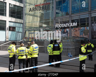 Polizia presso il cordone al di fuori del centro commerciale Arndale in Manchester City Centre il giorno dopo un attentato suicida ha ucciso 22 come folle sono state lasciando il Ariana Grande concerto presso l'Arena di Manchester. Credito: Chris Rogers/Alamy Live News Foto Stock