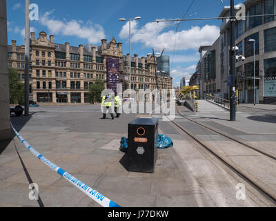 Polizia presso il cordone al di fuori del centro commerciale Arndale in Manchester City Centre il giorno dopo un attentato suicida ha ucciso 22 come folle sono state lasciando il Ariana Grande concerto presso l'Arena di Manchester. Credito: Chris Rogers/Alamy Live News Foto Stock