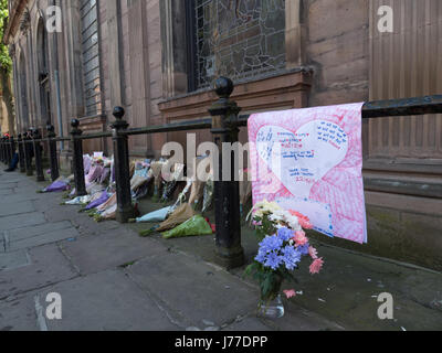 Manchester, Regno Unito. 23 Maggio, 2017. Omaggi floreali per i morti al di fuori di San rna chiesa nel centro della città di Manchester, il giorno dopo un attentato suicida ha ucciso 22 come folle sono state lasciando il Ariana Grande concerto presso l'Arena di Manchester. Credito: Chris Rogers/Alamy Live News Foto Stock