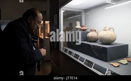 (170523) -- KABUL, 23 maggio (Xinhua) -- Un uomo visita il Museo Nazionale di Kabul, capitale dell'Afghanistan, 22 maggio 2017. " La situazione del Museo Nazionale nettamente migliorata rispetto al passato come è stato riabilitato e gli sforzi sono in corso per migliorare ulteriormente il suo stato di cose", Direttore del Museo Nazionale dell'Afghanistan, Mohammad Fahim Rahimi detto ottimisticamente. (Xinhua/Rahmat Alizadah) (lrz) Foto Stock