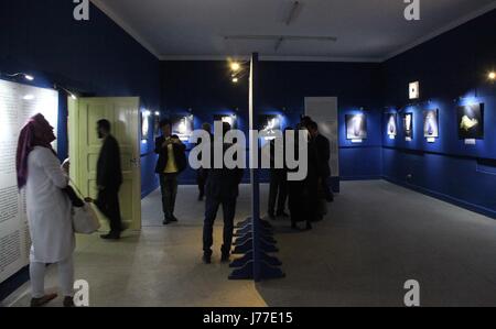 (170523) -- KABUL, 23 maggio (Xinhua) -- la gente visita il Museo Nazionale di Kabul, capitale dell'Afghanistan, 22 maggio 2017. " La situazione del Museo Nazionale nettamente migliorata rispetto al passato come è stato riabilitato e gli sforzi sono in corso per migliorare ulteriormente il suo stato di cose", Direttore del Museo Nazionale dell'Afghanistan, Mohammad Fahim Rahimi detto ottimisticamente. (Xinhua/Rahmat Alizadah) (lrz) Foto Stock