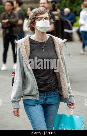 Londra, Regno Unito. 23 Maggio, 2017. Ma caldo afoso giorno. Scaldare il pomeriggio in Trafalgar Square. Credito: JOHNNY ARMSTEAD/Alamy Live News Foto Stock