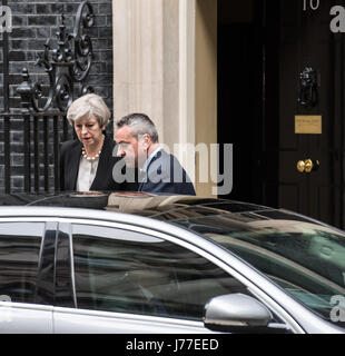 Londra, Regno Unito. Il 23 maggio 2017. Theresa Maggio lascia 10 di Downing Street per Manchester Credito: Ian Davidson/Alamy Live News Foto Stock