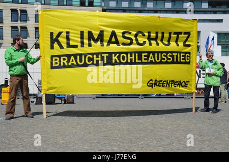 Berlino, Germania. 23 Maggio, 2017. "Fine del carbone " rally di Greenpeace presso la Porta di Brandeburgo a Berlino Credito: Markku Rainer Peltonen/Alamy Live News Foto Stock