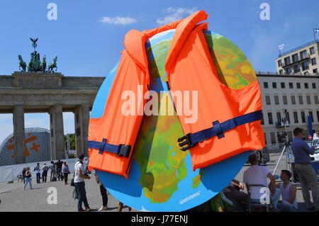 Berlino, Germania. 23 Maggio, 2017. "Fine del carbone " rally di Greenpeace presso la Porta di Brandeburgo a Berlino Credito: Markku Rainer Peltonen/Alamy Live News Foto Stock