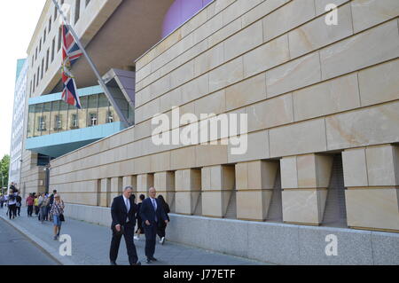 Berlino, Germania. 23 Maggio, 2017. Berlino piange la morte di Manchester il terrore delle vittime di attacco presso l' ambasciata britannica Credito: Markku Rainer Peltonen/Alamy Live News Foto Stock