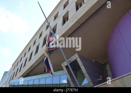 Berlino, Germania. 23 Maggio, 2017. Berlino piange la morte di Manchester il terrore delle vittime di attacco presso l' ambasciata britannica Credito: Markku Rainer Peltonen/Alamy Live News Foto Stock