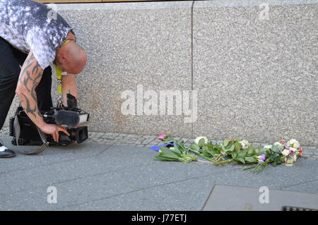 Berlino, Germania. 23 Maggio, 2017. Berlino piange la morte di Manchester il terrore delle vittime di attacco presso l' ambasciata britannica Credito: Markku Rainer Peltonen/Alamy Live News Foto Stock