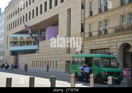 Berlino, Germania. 23 Maggio, 2017. Berlino piange la morte di Manchester il terrore delle vittime di attacco presso la sede dell' ambasciata del credito di costruzione: Markku Rainer Peltonen/Alamy Live News Foto Stock