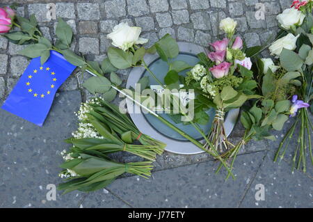 Berlino, Germania. 23 Maggio, 2017. Berlino piange la morte di Manchester il terrore delle vittime di attacco presso l' ambasciata britannica Credito: Markku Rainer Peltonen/Alamy Live News Foto Stock