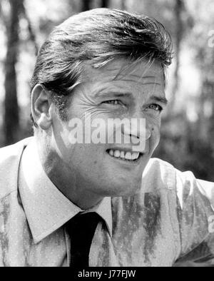 Foto d'archivio. 23 Maggio, 2017. Attore Sir Roger Moore, meglio conosciuto per la riproduzione di James Bond, è morto di età compresa tra i 89, la sua famiglia ha annunciato. Ha giocato il famoso spy in sette film di James Bond inclusi vivi e lascia morire e la vista di un kill. Sir Roger la famiglia ha confermato la notizia, dicendo che era morto dopo 'una breve ma coraggiosa battaglia con il cancro." Nella foto: Sett. 10, 2010 - USA - Roger Moore.ADH- foto, Inc. Credito: Globe foto/ZUMAPRESS.com/Alamy Live News Foto Stock