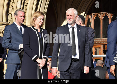 Manchester, Regno Unito. 23 Maggio, 2017. Leader laburista Jeremy Corbyn lascia alla fine di una veglia di Manchester Albert Square a pagare rispetto a seguito dell'attacco terroristico su Manchester Stadium. Il sindaco di Manchester Andy Burnham, Home Secretary Ambra Rudd e Lib Dem leader Tim Farron ha anche partecipato, a fianco di città e fede leader. Credito: Giacobbe Sacks-Jones/Alamy Live News. Foto Stock