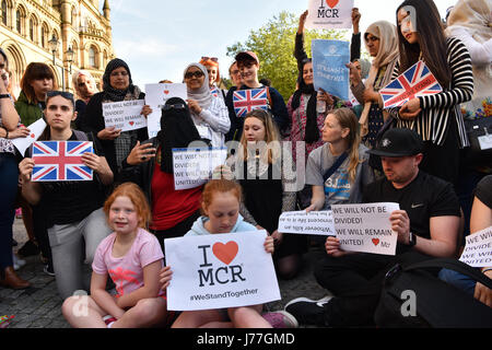 Manchester, Regno Unito. 23 Maggio, 2017. Folla emozionale si sono radunati per una veglia in Manchester Albert Square per pagare i loro rispetti a seguito dell'attacco terroristico su Manchester Stadium. Il sindaco di Manchester Andy Burnham, Home Secretary Ambra Rudd, leader laburista Jeremy Corbyn e Lib Dem leader Tim Farron, accanto a città e fede leader erano tra coloro che hanno partecipato. Credito: Giacobbe Sacks-Jones/Alamy Live News. Foto Stock