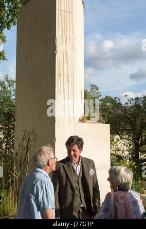 A Chelsea, Londra, Regno Unito. Il 23 maggio 2017. Garden designer James Basson parla felicemente di visitatori dopo l'annuncio che il suo show Garden al Chelsea è stato premiato con una prestigiosa medaglia d'oro e anche il nome di best in show. La mostra garden è progettato per mostrare come gli esseri umani e la natura interagiscono su Malta. Si impiegano elementi di una cava in disuso. La mostra Il giardino era sponsorizzato da M&G. Credito: WansfordPhoto/Alamy Live News Foto Stock