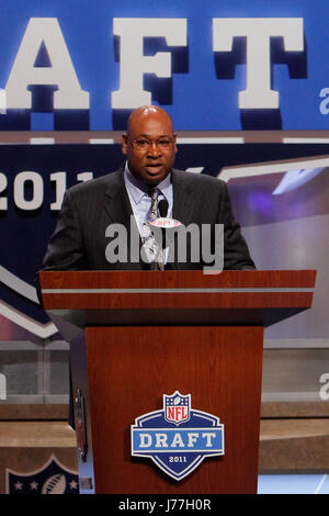 Foto d'archivio. 23 Maggio, 2017. Hall of Fame affrontare difensivo CORTEZ KENNEDY (Agosto 23, 1968 a Maggio 23, 2017) è stato trovato morto martedì in Orlando, secondo la polizia. Orlando polizia ha detto che non vi era nulla di sospetto circa della morte di Kennedy, ma che il dipartimento stava conducendo un'indagine e detto Kennedy è stato solo quando morì. Kennedy è stato 48. Un american football tackle difensivo che ha svolto la sua intera undici-stagione carriera con i Seattle Seahawks della National Football League (NFL). Egli è stato introdotto nella Pro Football Hall of Fame nel 2012. Nella foto: Aprile 29, 2011 - New York New York, Foto Stock