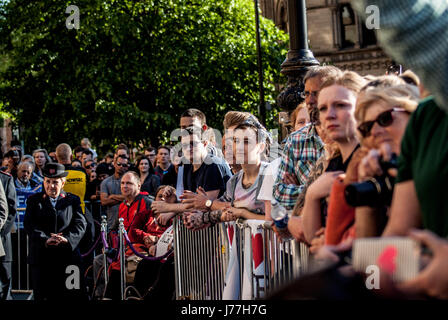 Albert Square, Manchester, Regno Unito. Il 23 maggio 2017. Migliaia di persone si riuniscono a Manchester per pagare i loro aspetti durante una veglia per le vittime dell'attentato suicida al Manchester Arena durante Ariana grande concerto. Il peggior attacco terroristico di colpire la Gran Bretagna sin dal luglio 2005 gli attentati suicidi a Londra. Credito: Jim legno/Alamy Live News Foto Stock