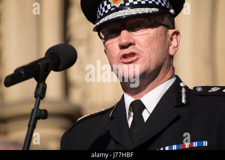 Manchester, Regno Unito. 23 Maggio, 2017. Ian Hopkins, Chief Constable della Polizia di Greater Manchester, parla al servizio veglia per le vittime dell'Arena di Manchester esplosione in Manchester, Regno Unito il Martedì, Maggio 23rd, 2017. Greater Manchester di polizia sono il trattamento di esplosione dopo l'Ariana grande concerto, che ha avuto luogo il 05/22/2017 a Manchester Arena, come un attentato terroristico. Credito: Jonathan Nicholson/Alamy Live News Foto Stock