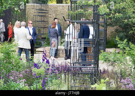 A Chelsea, Londra, Regno Unito. Il 23 maggio 2017. Wellington college win Chelsea flower show medaglia d'oro per il loro "rottura" di massa giardino ideato da Andrew Wilson e Gavin McWilliam. Il giardino mette in evidenza il Collegio ha l'ambizione di abbattere gli ostacoli a una vita-cambiare l'educazione rendendo possibile per i più giovani a frequentare il Collegio indipendentemente dalla loro situazione finanziaria. Credito: WansfordPhoto/Alamy Live News Foto Stock