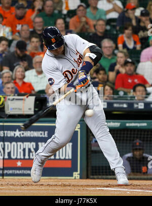 Houston, TX, Stati Uniti d'America. 23 Maggio, 2017. Detroit Tigers primo baseman Miguel Cabrera (24) oscilla in corrispondenza di un passo nel primo inning durante la MLB gioco tra la Detroit Tigers e Houston Astros al Minute Maid Park a Houston, TX. John Glaser/CSM/Alamy Live News Foto Stock