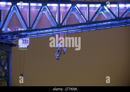 Clydebank, Scotland, Regno Unito. Xxiv Maggio, 2017. Il simbolo di Clyde costruzione navale il Titan Crane si illumina di bianco in onore della città di Manchester il terrore delle vittime di attacco. West Dunbartonshire Consiglio ha preso la decisione di luce fino al sito di martedì sera. Essa rimarrà illuminato dal tramonto su Martedì, 23 Maggio fino a questa mattina.Â Credit: gerard ferry/Alamy Live News Foto Stock