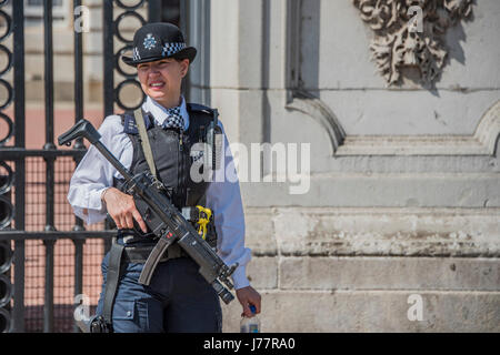 Londra, Regno Unito. Xxiv Maggio, 2017. La sicurezza è serrato al di fuori Buckingham palace, con polce armati di controllo, come la gente arriva per un Duca di Edimburgo Awards party in giardino. La cerimonia del cambio della guardia è annullato. Londra 24 maggio 2017. Credito: Guy Bell/Alamy Live News Foto Stock