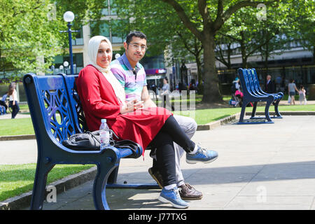Due persone dal Marocco seduta su una panchina nel centro della città di Birmingham REGNO UNITO Foto Stock