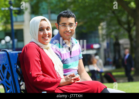 Due persone dal Marocco seduta su una panchina nel centro della città di Birmingham REGNO UNITO Foto Stock