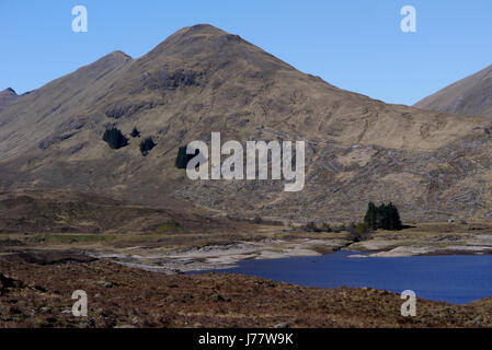 La montagna scozzese Corbett Am Bathach e Loch Cluanie in Glen Shiel, Kintail, N/W Highlands scozzesi,Scotland Regno Unito Foto Stock