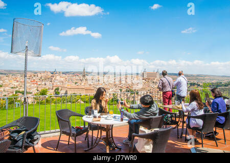 La gente seduta nella terrazza del Parador e vista sulla città. Toledo, Spagna. Foto Stock