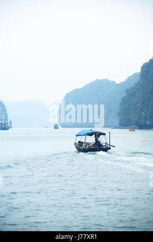 Halong Bay, Vietnam - Marzo 7, 2017: viaggi in barca nei pressi di Cat Ba island, Halong Bay, Vietnam Foto Stock