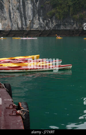 Halong Bay, Vietnam - Marzo 7, 2017: set di colore kayak vicino a Cat Ba island, Halong Bay, Vietnam Foto Stock