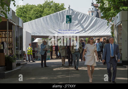 Il Royal Hospital Chelsea, Londra, Regno Unito. 22 Maggio, 2017. I visitatori di RHS Chelsea Flower Show premere e VIP al giorno. Credito: Malcolm Park Foto Stock