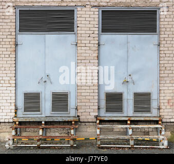 Due vintage grigio metallo bloccato cancelli del trasformatore elettrico scatole Foto Stock