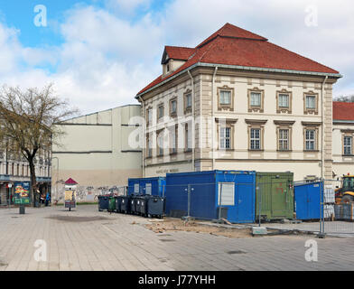 VILNIUS, Lituania - 30 Aprile 2017: cestino lattine e contenitori di costruzione vicino Radvilu storico museo. Nel 1990 la prima galleria d'arte è stato op Foto Stock