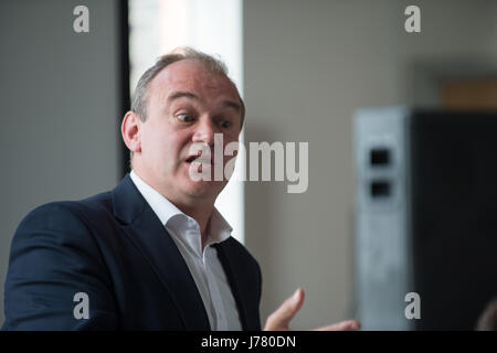 Ed Davey, il gruppo del Partito europeo dei liberali democratici partito membro del Parlamento di Kingston e Surbiton circoscrizione. Parlando a un husting Foto Stock