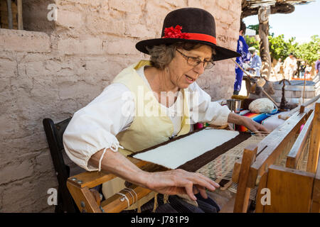 Tucson, Arizona - un costume reenactor dimostra durante la tessitura Storia viva giorno presso il Presidio di Tucson. L'originale fortezza spagnola è stata costruita Foto Stock