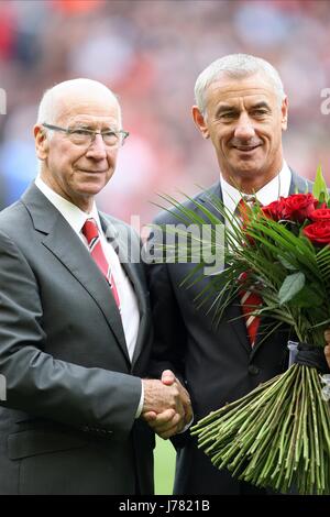 SIR Bobby Charlton IAN RUSH LIVERPOOL V MANCHESTER LIVERPOOL V MANCHESTER UNITED ANFIELD LIVERPOOL ENGLAND 23 Settembre 2012 Foto Stock