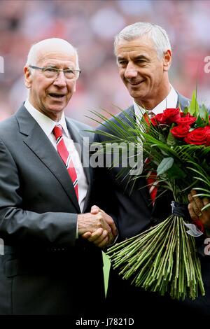 SIR Bobby Charlton IAN RUSH LIVERPOOL V MANCHESTER LIVERPOOL V MANCHESTER UNITED ANFIELD LIVERPOOL ENGLAND 23 Settembre 2012 Foto Stock