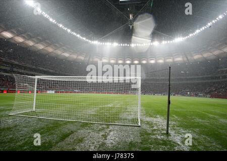 La pioggia continua a cadere su WATE POLONIA V INGHILTERRA LO STADIO NAZIONALE DI VARSAVIA POLONIA 16 Ottobre 2012 Foto Stock