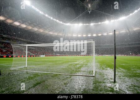 Acqua connessi Obiettivo bocca POLONIA V INGHILTERRA LO STADIO NAZIONALE DI VARSAVIA POLONIA 16 Ottobre 2012 Foto Stock