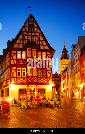 DEU, Deutschland, Mainz : Fachwerkhaus, Augustinerstrasse, Altstadt bei Abenddaemmerung | DEU, Germania Mainz : Half-Timbered House, Augustinerstrasse Foto Stock