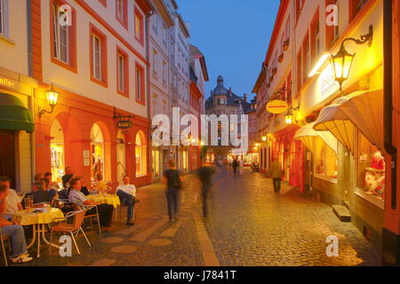 DEU, Deutschland, Mainz : Augustinerstrasse, Altstadt bei Abenddaemmerung | DEU, Germania Mainz : Augustinerstrasse Street, Città Vecchia al crepuscolo Foto Stock