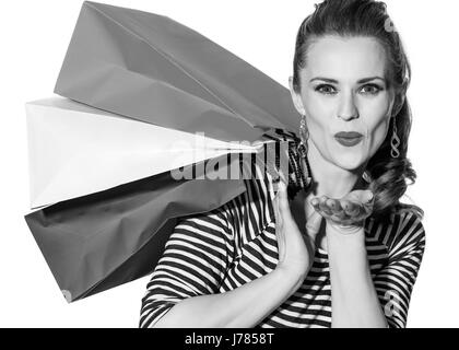 Shopping. Il modo francese. Ritratto di felice giovane donna con le borse della spesa dei colori della bandiera francese isolati su sfondo bianco aria di soffiatura Foto Stock
