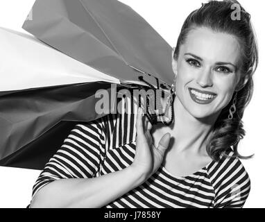 Shopping. Il modo francese. Ritratto di felice donna elegante con le borse della spesa dei colori della bandiera francese isolato su bianco Foto Stock